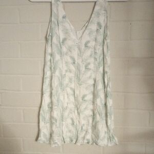 🌅🌿 Elegant White and Green Leaf Print Dress